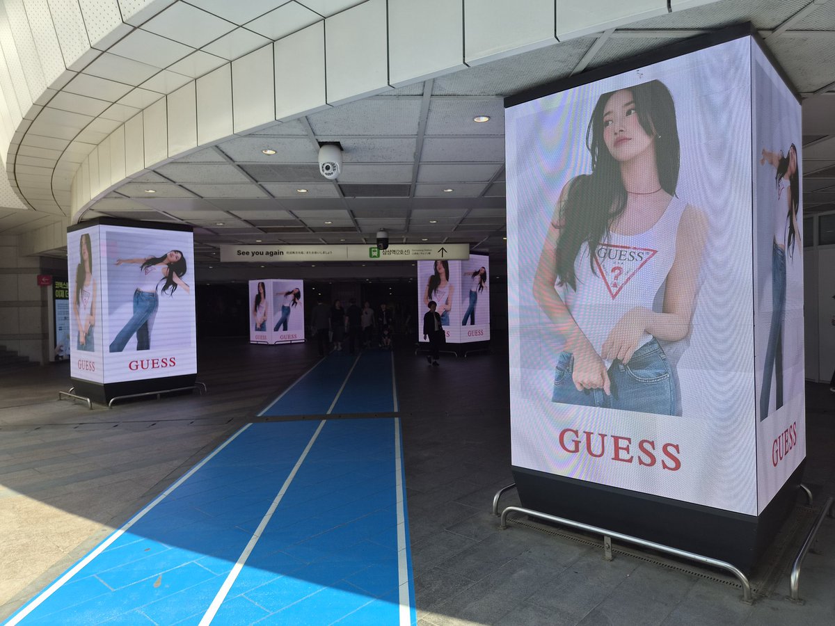 firstlovebae's tweet photo. Imagine walking by and seeing me everywhere you look. 🩶 https://t.co/FiSxgXGY5z