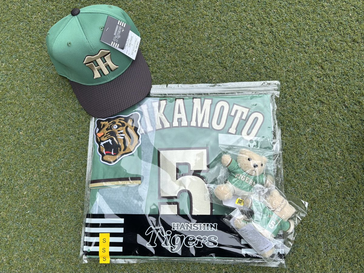 HTshop_Kyoto's tweet photo. 📣おすすめ商品⚾️
本日より『STADIUM HEROES DAY』開催✨

選手たちも甲子園グリーンと、球場の壁面を想起させるアイボリーを基調とした限定ユニホームを着用します🐯🌱

皆様も準備はお済みでしょうか？🌈
まだ間に合います‼️
ユニフォーム、キャップ、タオル…
かわいいユニフォームベアも京都店にて販売中です😊🌸

甲子園球場をイメージしたライトグリーンのユニフォームに身を包み、ホームで戦う阪神タイガースを応援しましょう🔥

#阪神タイガース #阪神タイガースショップ京都店
#熱覇 #野球 #baseball