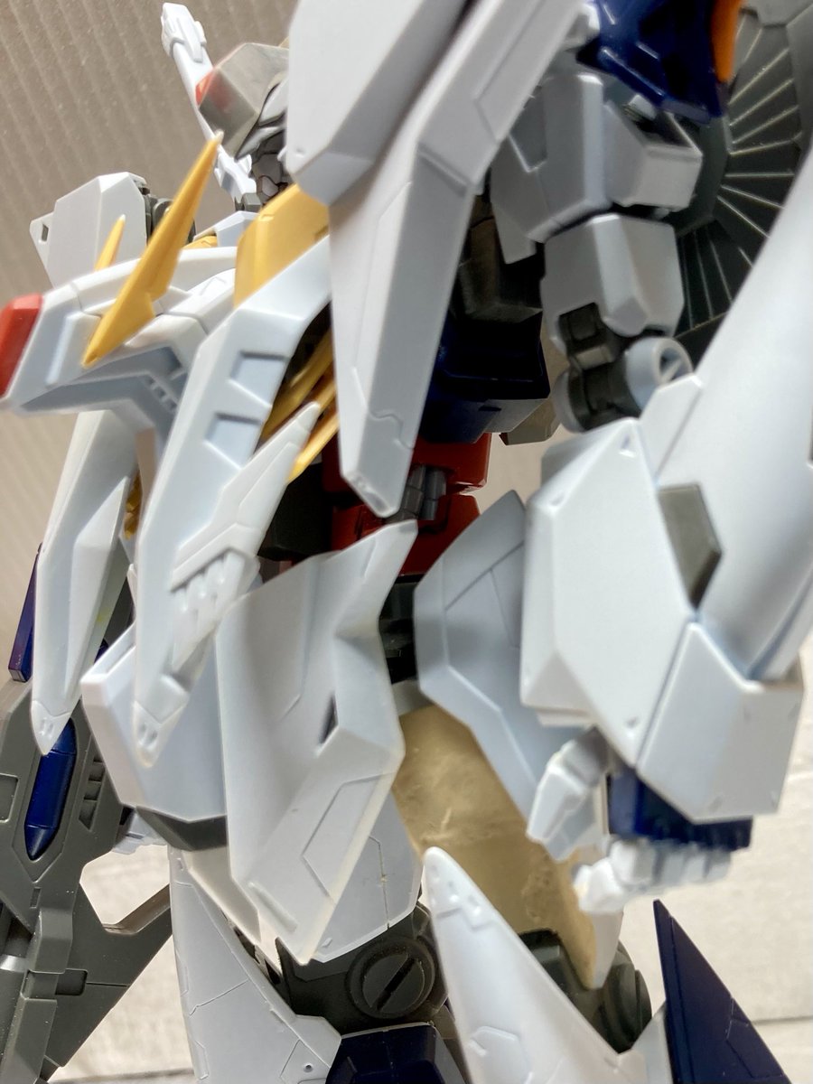 kin29morio's tweet photo. Ξガンダムの胴体を分割してボールデンを設置。胴体パーツの一部を切り欠いてシリンダーが見えるようにしました。
全然目立たないのですが、斜め下から覗き込むとチラッと見えるので良しとします笑
#Ξガンダム
#閃光のハサウェイ 
#ガンプラ https://t.co/q8GMoXZfAw