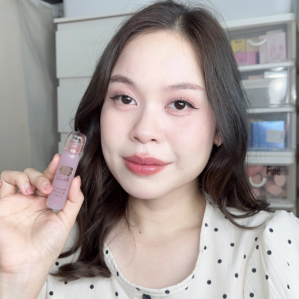 aispdiary's tweet photo. รองพื้นปากด้วย 03 แล้วทาทับด้วย 01 สวยจึ้งมาก !! Sineha Tourmaline Glossy Tint In Oil เป็นลิปออยล์ที่ทาแล้วปากกระจกเวอร์ ดูอิ่ม ดูเต็ม สวยยย แล้วเนื้อบางเบา ไม่หนักปาก เค้าใส่สารบำรุงมาด้วยน้าา ราคาดีมากกก #ลิปออยล์ทัวร์มาลีน #ลิปกระจก #SINEHA https://t.co/2O8aUiFdqT
