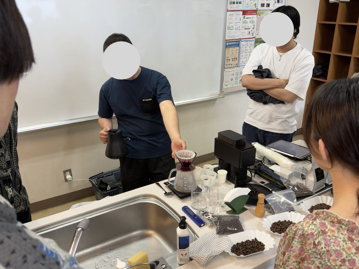saidaicoffee's tweet photo. 【6/4活動報告】

KURIHARA COFFEE ROASTERS様に珈琲セミナーを行っていただきました！
　
新入生に向けて、珈琲の基礎からスペシャルティコーヒーの変遷、フレーバーの捉え方、抽出の考え方、FBなどを分かりやすく教えていただきました！

改めて貴重な機会をいただき誠にありがとうございました！ https://t.co/uQbLSqU2Qs