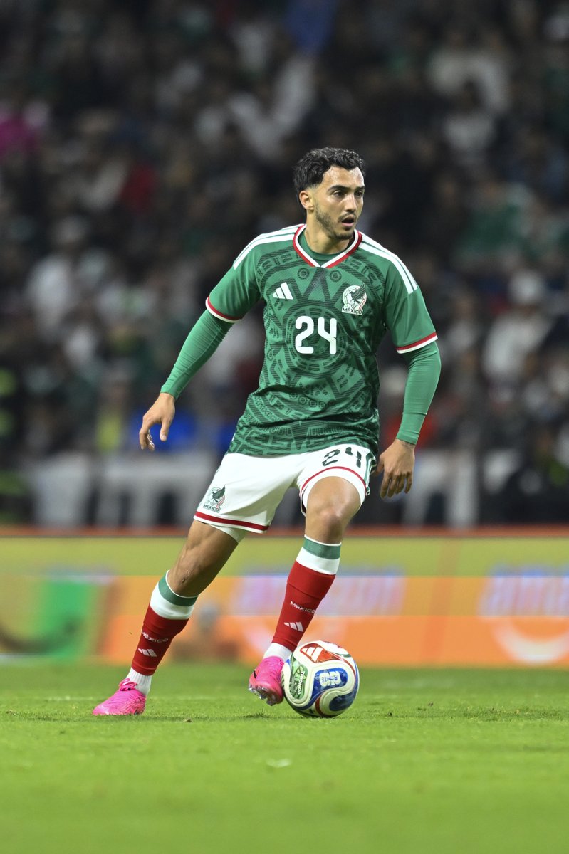 miseleccionmxEN's tweet photo. ⏱️ 85’ | Luis Chávez tests his luck from far away, and the ball went slightly above the target.

🇲🇽 4-1 🇷🇸

#SomosMéxico | #FinalStop https://t.co/VevgTlTxf5