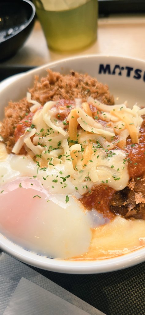 Ryotadr's tweet photo. お昼ご飯は松のやにて
チーズうまトマメンチかつ定食
今回のご飯は大盛り＋並でした
腹パン助です https://t.co/T6RpbBOUjR