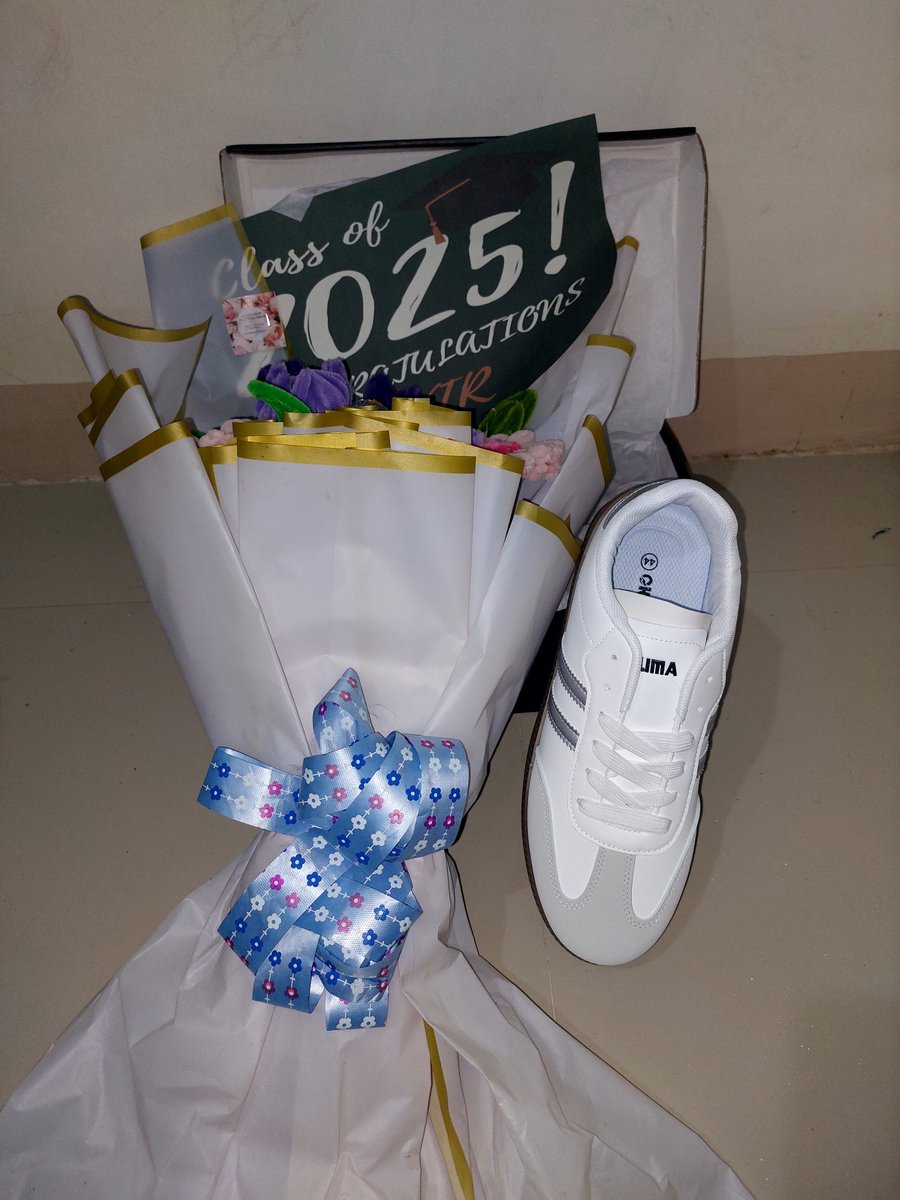 nicemiu30's tweet photo. Late post. Graduation gift ❤️❤️ https://t.co/hAYA45xk0U