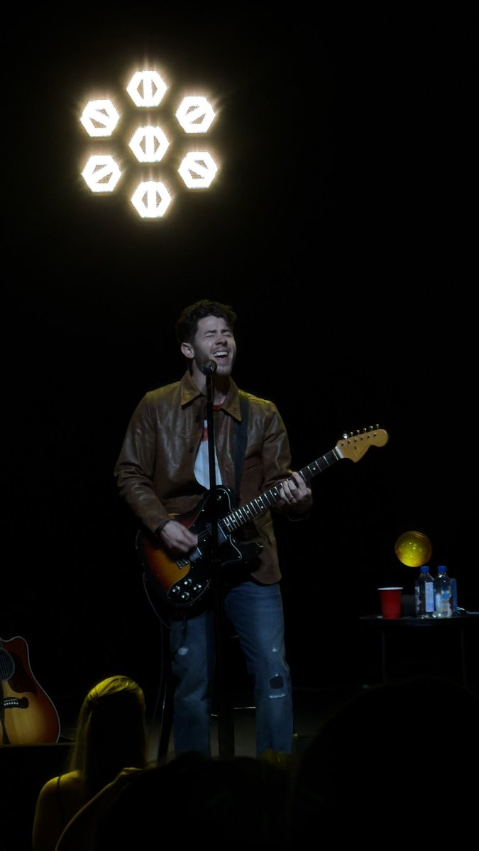 jonasnewsbrazil's tweet photo. Nick Jonas no seu show (4) em Niagara. Ele cantou “If I Fall”, “Dear God”, “I want It That Way” (cover do Backstreet Boys), “Can’t Take My Eyes Off You” (cover), “Last Time Around”, “Who I Am”, “Rose Garden”, “Vesper's Goodbye”, “London Foolishly” (que foi lançada no álbum deluxe de Sunday Best), “Chains”, “Good Girls”, “Chainsaw”, “Still Hurting” (do musical Last Five Years), “This Is Heaven”, “Can’t Have You”, “Gut Punch”, “Give Love A Try” (sim, nós surtamos).

©: pariyost, dejaaydo, jess_frausto