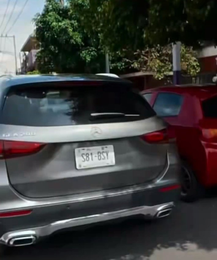 Alejand63101916's tweet photo. @enriquemunozFM ¿Cómo que las placas ni aparecen?
¿Ya también hay placas 4treras con @PartidoMorenaMx ?
¿En serio @ClaraBrugadaM?
🤦‍♂️ https://t.co/qHCVQQ0WsI