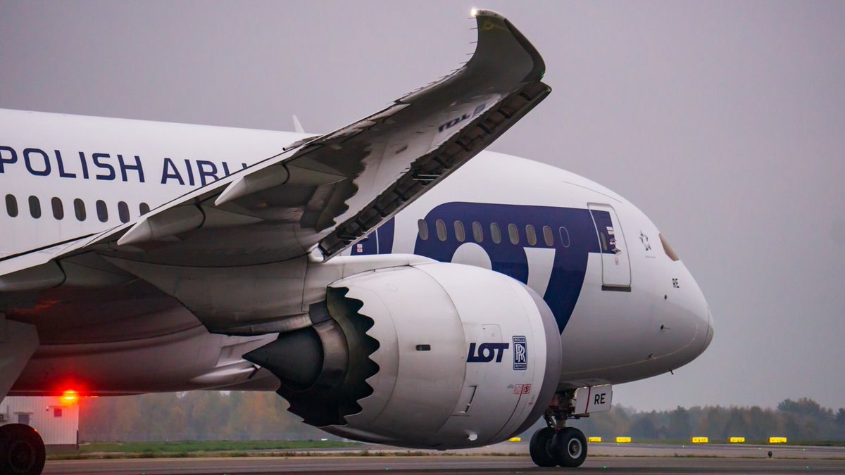 ChopinAirport's tweet photo. 👋Dzień dobry! 🌧
Pochmurnie, po południu deszcz. Ciepło.
🌡Maks. temp. ok. 25C
🌡Min. temp. ok. 13C
Aktualna temp: 16C. Ciśnienie: 997 hPa (wzrośnie). Słońce wstało o 4:19, a zajdzie ok. 20:52.
Fot. Justyna Turek #flyWAW https://t.co/V96HQwChig