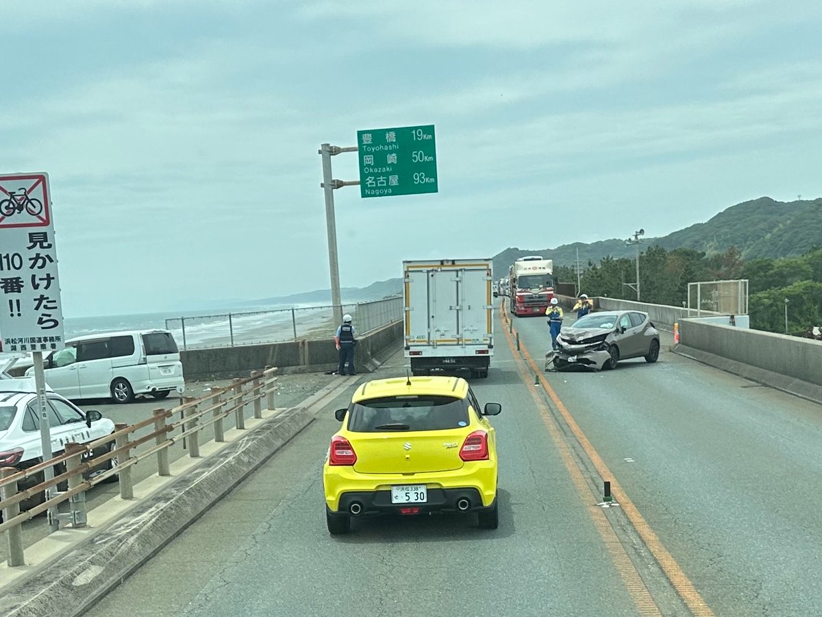 tk30cel's tweet photo. 浜名バイパス正面衝突かな？
豊橋方面は通過出来るようになったけど
浜松方面向かう方まだ車止まってます😨 https://t.co/WSNXhb5Kgh