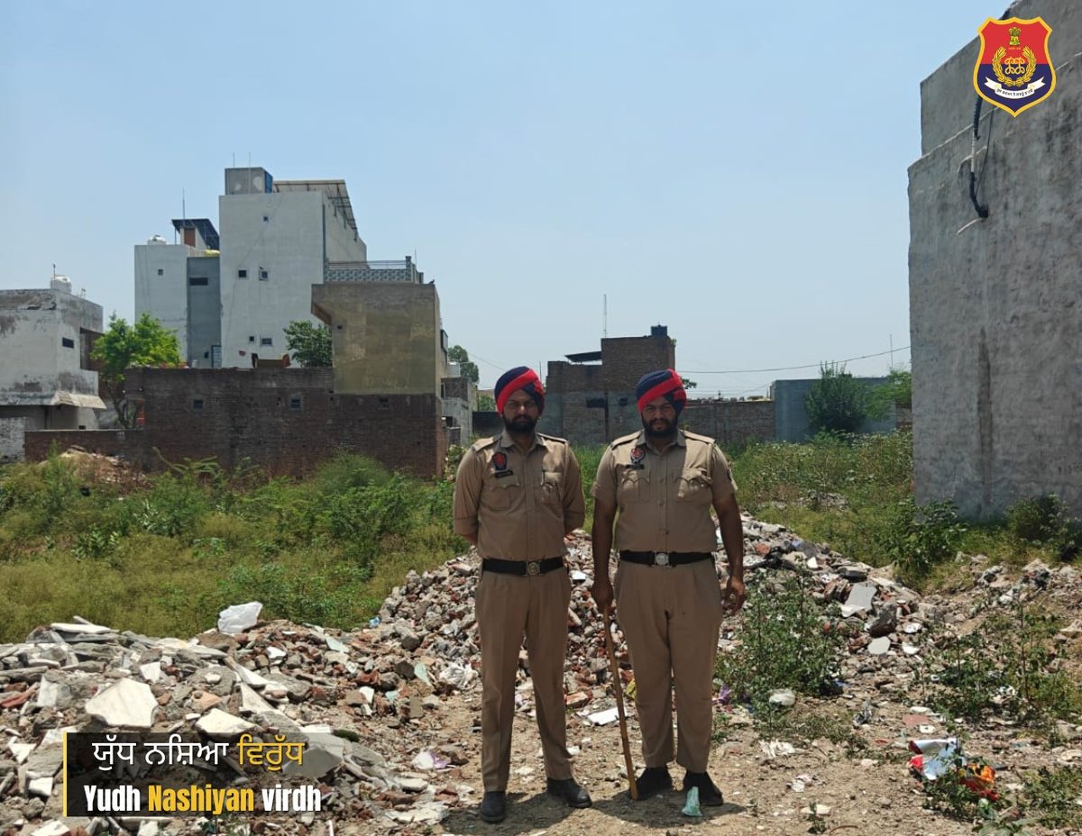 BarnalaPolice's tweet photo. Barnala Police conducted checks at suspicious places under the anti-drug campaign "War Against Drugs" to prevent any kind of illegal activity.
#YudhNashiyanVirudh 
#DrugFreeYouth https://t.co/4LosvovV2m
