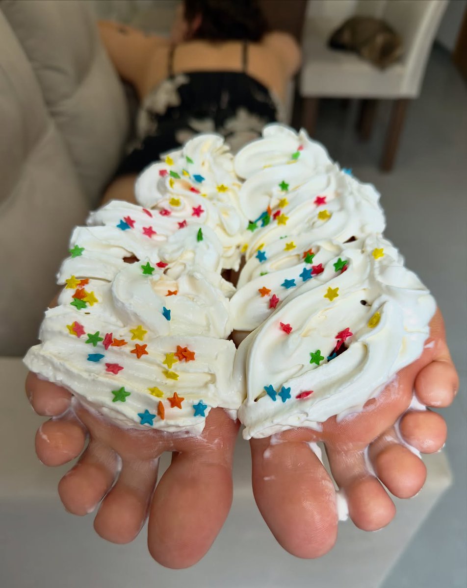 dinnerfeet's tweet photo. Cupcake served and ready 🧁 https://t.co/jeQvJtR9gy