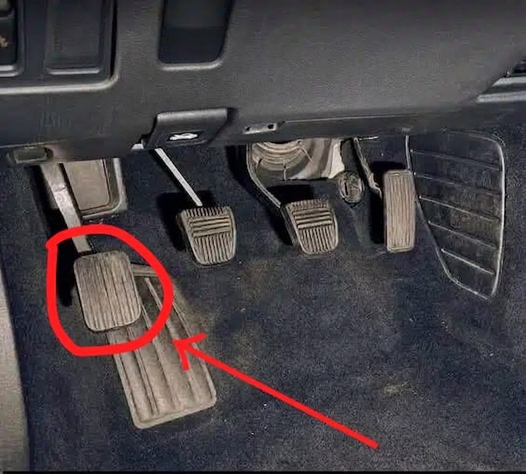 us_connie's tweet photo. I bet 99% of people don't know what this pedal is for

Do you know? 🤔 https://t.co/i5yuJtLY4d