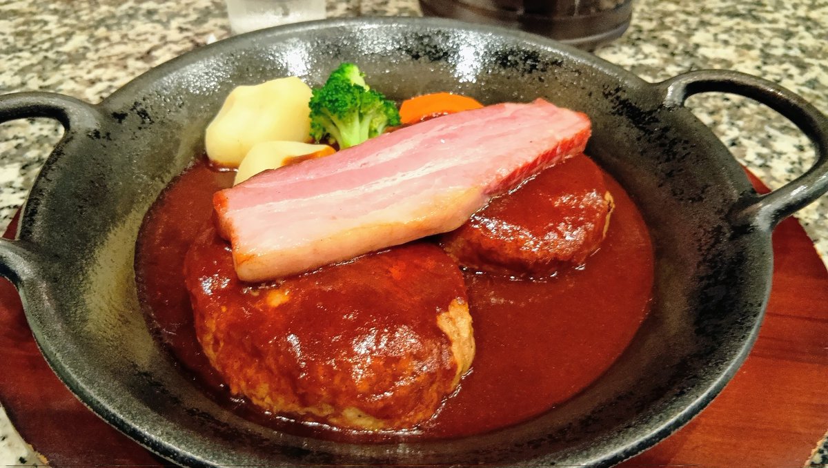 fukigentei's tweet photo. お昼にサイボクレストランでハンバーグをいただく（いつもロースかつばかり食べてるので）これも美味しい…！ https://t.co/g9C5DhNAku