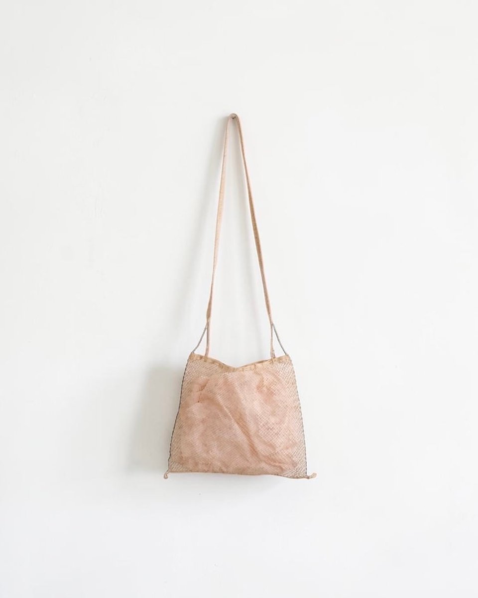 cholonshop's tweet photo. 植物の葛(くず)の繊維を丁寧に編んで作ったバッグを紹介します。網の透けた感じが軽やかで、涼しげな夏にぴったりのアイテムです。
https://t.co/vXXPnHcTVQ
https://t.co/pgcTAd3s32
#cholon #チョロン #cholonチョロン #cholonshop #バッグ #葛 #網 #タイ #ラオス #庭ビル https://t.co/V3nh7tLO0h