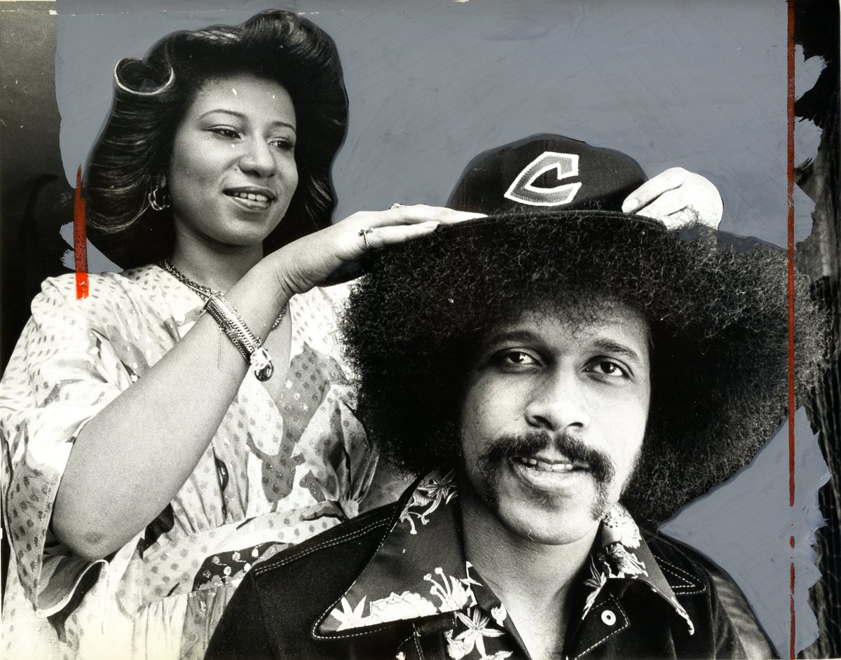 10CentBeer's tweet photo. Well, last call for Ten Cent Beer Night #52! Two things definitely quelled the action:the arrival of mounted Cleveland police officers &amp; turning out Municipal's lights. Players on both teams, tho, went to a bar together to listen to Oscar Gamble's wife, Bonita, sing. Cheers! 🍻 https://t.co/Tc5Lasmd85