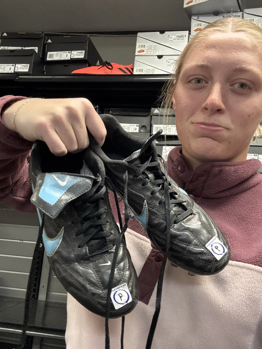 averyowengk's tweet photo. Summer adventures so far…
1. Flew to Alaska to visit my cousin 
2. Started working on a flower farm🌷 
3. Scored some $8 Nikes
4. Found a GK coach and got to work!
Thanks @SoccerEclipse & Sam Blazek, former D1 GK @LindenwoodWSOC & @u_olimpia! My summer fitness packet still going strong, even on vacation!
