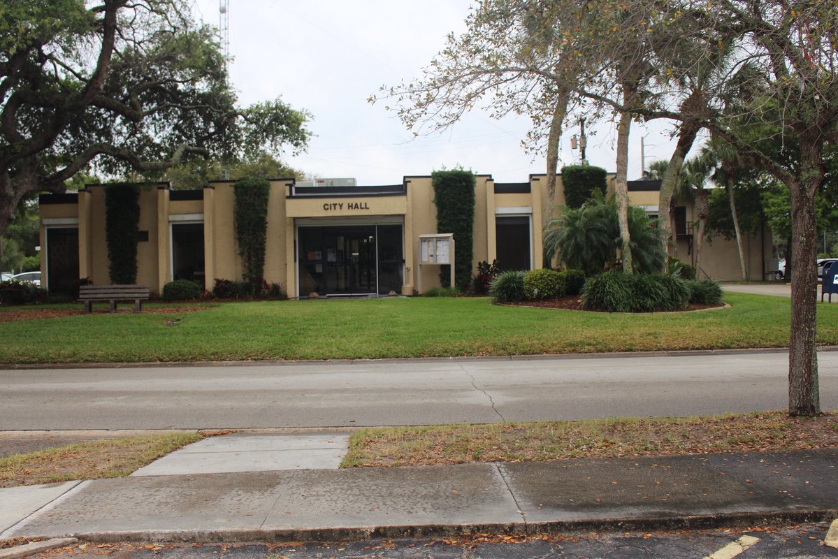 realFishchaser's tweet photo. The City hall of Cape Canaveral a town of 10,000 people. Hardly a big city it’s about 2 sq miles. The photo on the far right was the building the new Taj Mahal replaced in 2016 oh, and the population then was about 10,000 people also. All governments big or small are going to spend every dime they get their hands on. It’s how government works.