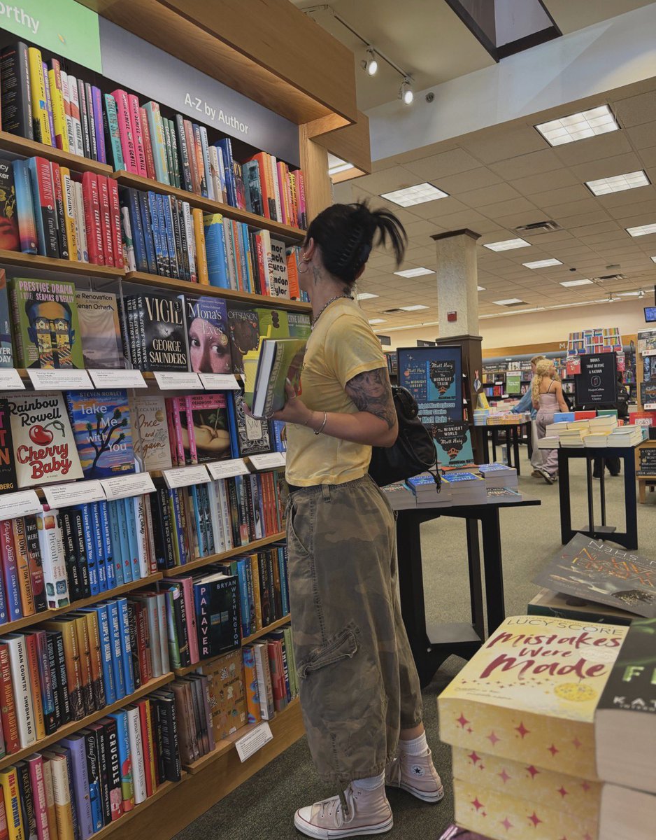 GoldTequila_'s tweet photo. Today, I let Brandon buy my books. https://t.co/MEgW7WgnxS