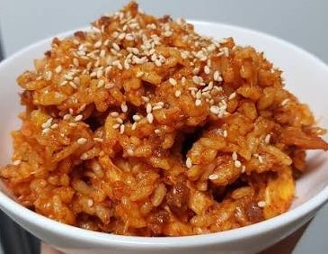 qweasd1829's tweet photo. 韓国の「限界飯（ハンゲバプ）」は、普通、タレ（調味料）にバターやマーガリンを混ぜて食べます。一般的には「醤油バターご飯」や「コチュジャンマーガリンご飯」などがあります。

また、麺類が食べたい時の限界飯なら、本当にシンプルなメニューの「砂糖そうめん（砂糖汁なし麺）」があります。

どうですか？日本の限界飯と比べると、どんな違いがあると思いますか？