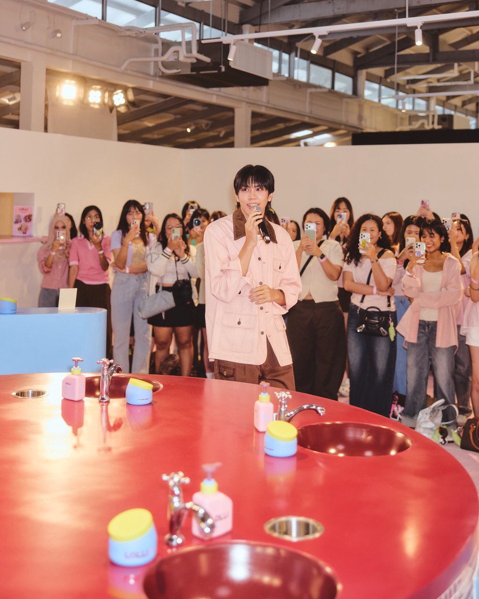 lolliofficialth's tweet photo. 📸บรรยากาศในงาน LOLLI Exclusive Launch Party (Private Event) ของ #PROXIEChokun ขอบคุณแฟน ๆ ที่มาร่วมงานนะคะ ทุกคนน่ารักมาก ๆ✨

#PROXIEth 
#LOLLIxChokunPROXIE
#LOLLIownyourglow
#LOLLIOfficialth https://t.co/2Ff7FgafPw