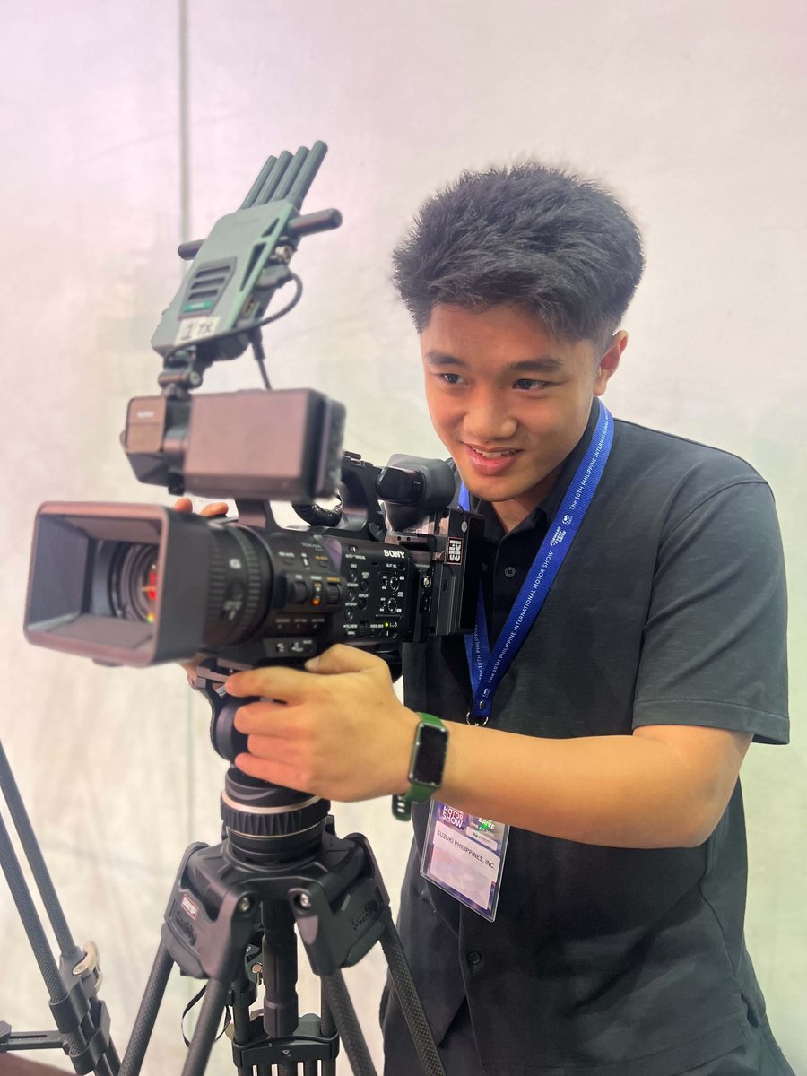 notusualme7's tweet photo. Sana umayon yung mga event this year no, para makabili si kuya Bongs ng ganitong camera, tapos sakin niya papagamit HAHAHAHAGAHAHAHA dejok. pero malay mo diba? Ang saya gamitin eh. 🥹🥹 https://t.co/nehEE7pQoJ
