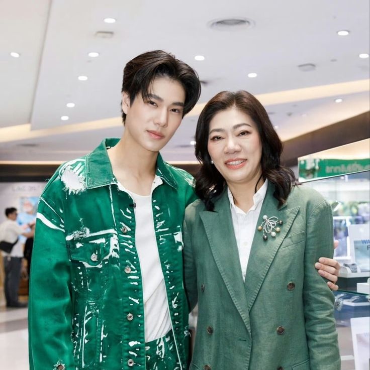 Rosemome's tweet photo. Really love his relation with his mom <3 https://t.co/mNILBq9xJy