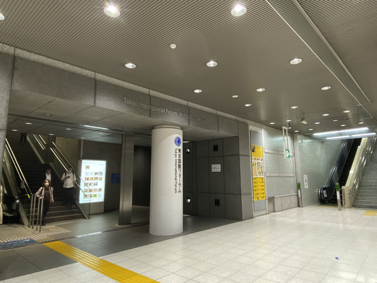 S_Stations's tweet photo. 京葉線利用者にとってはJR・地下鉄有楽町、銀座方面連絡通路であると共に、シズラー等のレストランやコンビニ他、便利な商業施設でもある国際フォーラム。お昼時には地上広場にキッチンカーがたくさんやって来るので、近隣のオフィスワーカーで賑わう。ここが1年2ヶ月に亘り通れないのはちょっと痛い。 https://t.co/sl0LuVEFMM