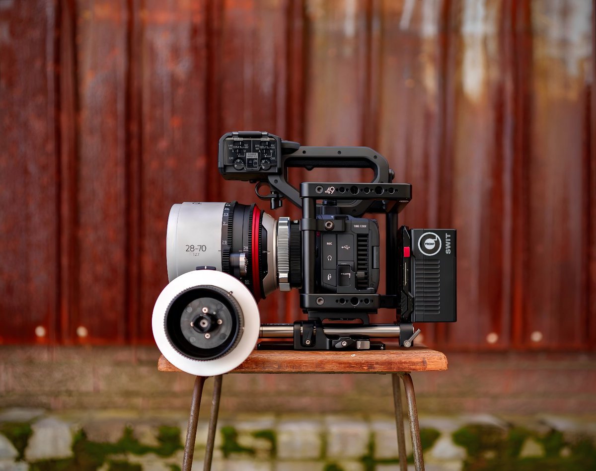 switglobal's tweet photo. There's a quiet kind of beauty to a well-built Canon C50 rig. 🎬

Powering it, a small one of ours
 — the OMNI-99S, pocket V-mount.

OMNI-99S. 99Wh. 150W/12A load. ⚡
📸 @thefront118
.
.
.
#SWIT #Vmount #OMNI99S #CanonC50 #CinemaRig #Cinematography https://t.co/CoFjX9YP8S
