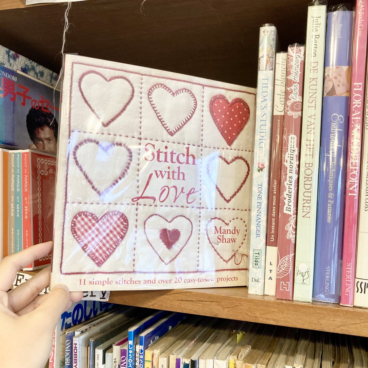 folklorashop's tweet photo. 営業中です🏡

愛に溢れたタイトルがすてきなパターン集💌
バッグやクッション、お裁縫道具を含む素敵なブラジェットを20種類以上掲載。
また、ウサギやボタン、クッキングからクリスマスまで60種類以上のモチーフを選び、デザインもお楽しみいただけます。

https://t.co/0GBkcs27QK https://t.co/MYLkxnMFFX
