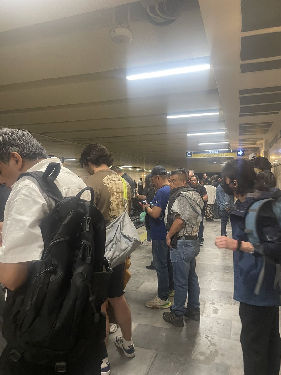 Notimexcdmx's tweet photo. La respuesta oficial del @MetroCDMX Línea 2 lleva años siendo la misma: “se normaliza en breve, permite el cierre de puertas”. Andenes colapsados, trenes lentos, cortes de 10 minutos. ￼ No es una crisis — es el servicio normal. Y eso es peor 🚇 https://t.co/phN3gPxg7y