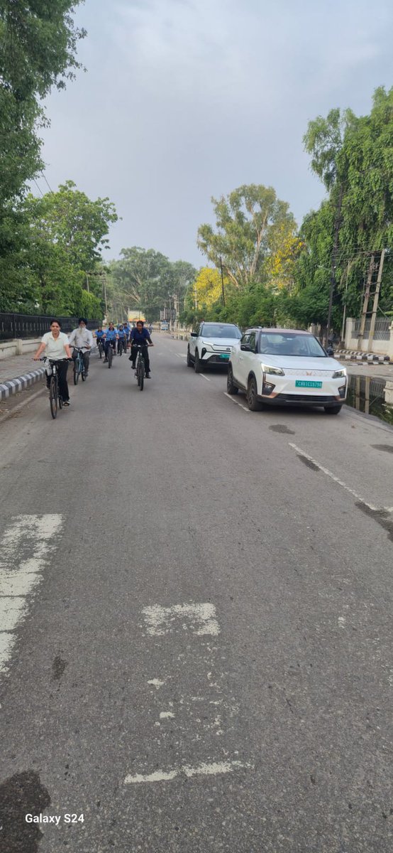 10PB_BN_NCC's tweet photo. Fitness on wheels! 🚴♀️ NCC cadets of 10 PB BN NCC Patiala enthusiastically took part in a Cycle Rally as part of Fit India movement, reinforcing the message of health, fitness and nation-building.
#FitIndia #CycleRally #NCCCadets #Patiala #YouthForNation https://t.co/vbFaFKdVR9