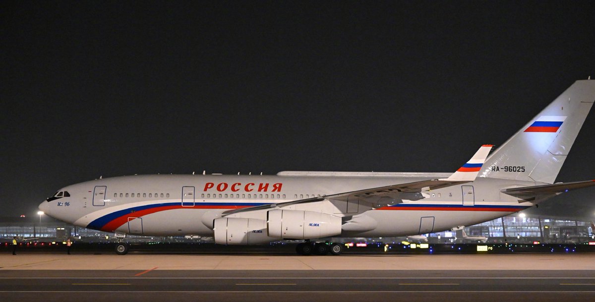 model_hangar's tweet photo. Il-96-300はなんか丸々してて可愛いですよね…
あごのラインが良い https://t.co/tSXLIwMGj2