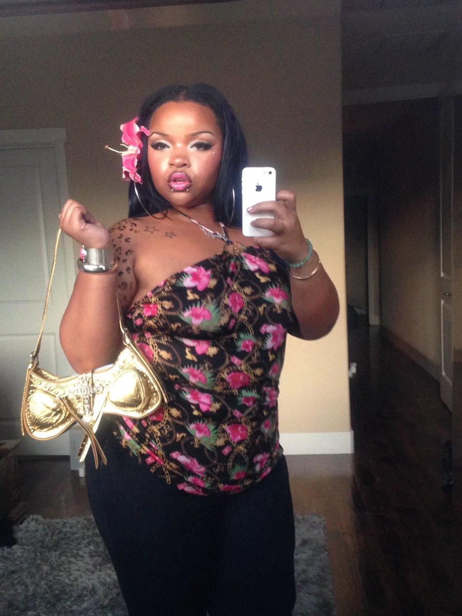 ccrystaldoll's tweet photo. mind u nothing get more whimsical than what its categorized as “ghetto”

long/extravagant nails, dramatic makeup, colorful/creative hair, grillz, etc. all things tied to creativity and whimsy yet called ghetto. once again, it started with black (esp african american) people. https://t.co/xgNfzDddBN
