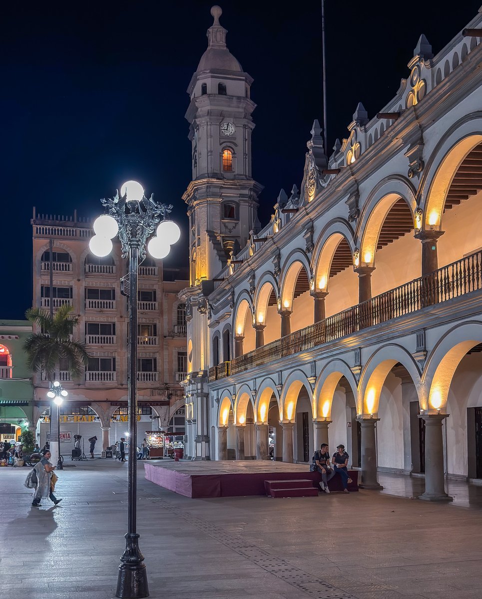 love_veracruz_'s tweet photo. Hermosa noche. Hasta mañana mi gente. Que descansen. Bendiciones para todos desde el zócalo de Veracruz. https://t.co/UM2UpQtjGr