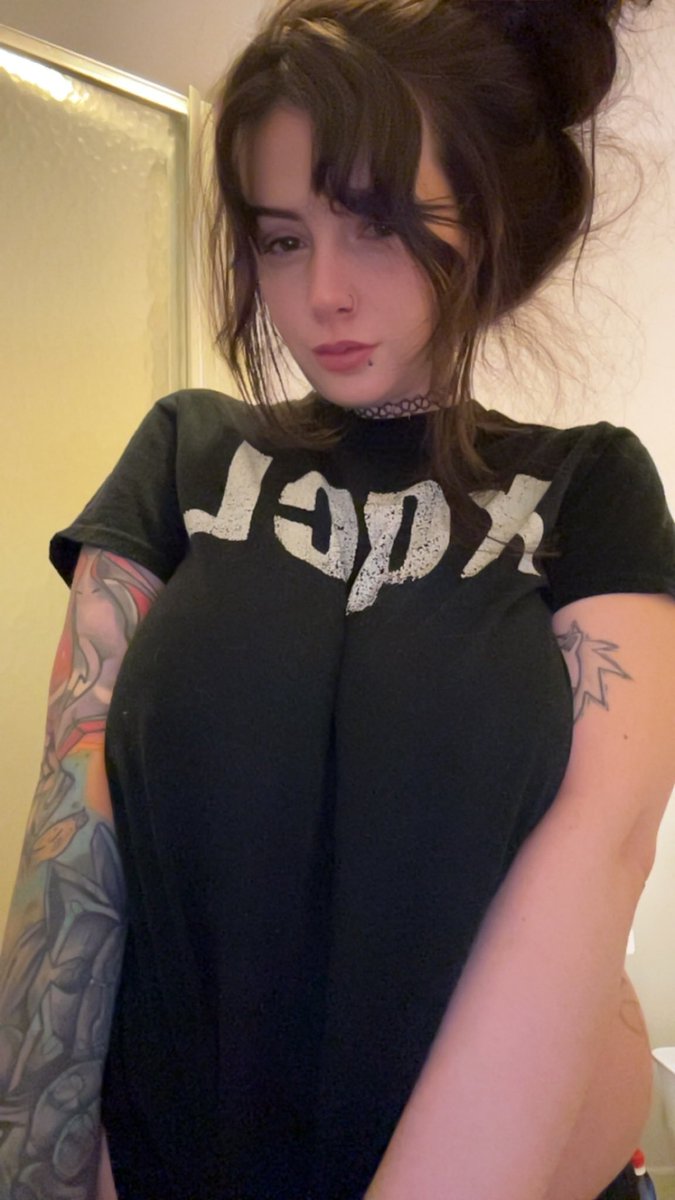 TechxGirl's tweet photo. Eyes are up here bud https://t.co/4dMyQDcPgu