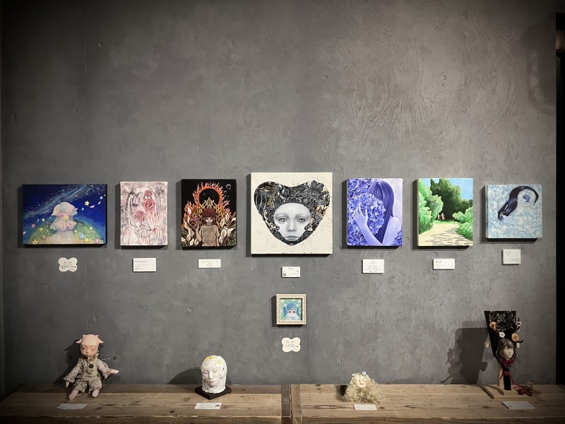 AjisaiGallery's tweet photo. 企画展『 花に囁く物語 Ep.6 』開幕いたしました。
初日の営業時間は18:30までになります。

43名の作家様による花をテーマとした51点の素敵な物語が集っています。
初日もご予約等必要ございませんが会場が混雑した際には都度入場規制をさせていただきますので何卒ご協力をお願い申し上げます。

本日に限り、全作品の販売は会場限定とさせていただきます。
SNS上での作品紹介とECサイトでのオンライン販売は明日以降となりますので、あらかじめご了承ください。

誠に恐れ入りますが、作品単体での撮影はご遠慮ください。
会場風景としての撮影は可能ですので、ぜひ展示の空気感をSNS等でお伝えいただければと思います。
ハッシュタグ『#花に囁く物語』を添えて、ご投稿いただけますと幸いです。
皆様のご協力をお願い申し上げます。

また会場に流れる楽曲で気になる曲がありました際にはお声掛け頂ければ詳細をお伝えいたします。
以下ECサイトにてご購入頂ける楽曲もございます。

https://t.co/ZbIXsVAaFt

展示空間にて楽曲と共に全身でアートを体感頂けましたら嬉しく思います。
皆様のご来廊を心よりお待ち申し上げております。

--------------------------

gallery hydrangea 企画展

『 花に囁く物語 Ep.6 』

会期：2026.06.05(金)～06.14(日)

休廊：火・水

時間：13:00～18:30（最終日は17:00まで）

会場：gallery hydrangea（東京 曳舟）

テーマ：花

招待作家：Risa Mehmet

心に穴が空いてたら
 
ゆっくり種を蒔きましょう
 
心に花が咲いたなら
 
あの日のことを話してみよう

#gallery_hydrangea #企画展 #花に囁く物語