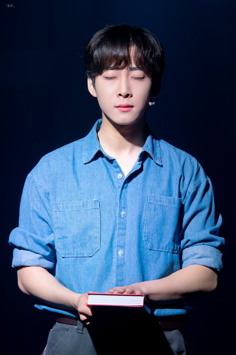 Knote_p's tweet photo. 260531 아웃캐스트 낮공 스페셜 커튼콜 

#함태규 배우님 

이것은 불경한 이야기입니다. https://t.co/y2etl5MwPO