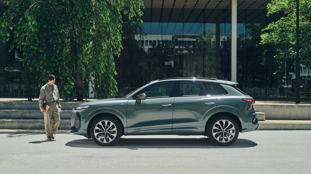 AudiJapan's tweet photo. 《The all-new Audi Q3 x Taiga Nakano》

俳優・仲野太賀が出会ったのは、新型Audi Q3。

何気ない風景に佇むその造形美と、
触れた瞬間に上質と分かる空間が、洗練のその先へと導く。

#仲野太賀 #AudiQ3 https://t.co/s6M6vaT1Ro