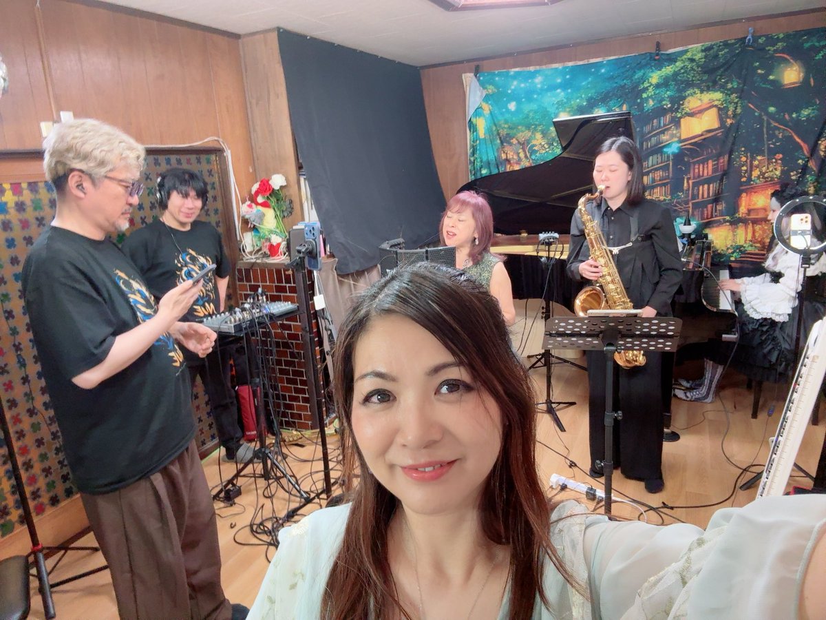 RemiNachi's tweet photo. おはレミー！昨日はオンラインコロムジャズチーム鵺(nue)のライブをご視聴頂いたみなさま、ありがとうございました！！
今日はこれから、AN-JのChieちゃんと韓国に、行ってきまーす！
現地でKpop好きな人達と一緒なので、この週末は頭の中がKpopで満たされることになりそうです😆
#コロムライブ #満席御礼 #韓国旅行 #kpop