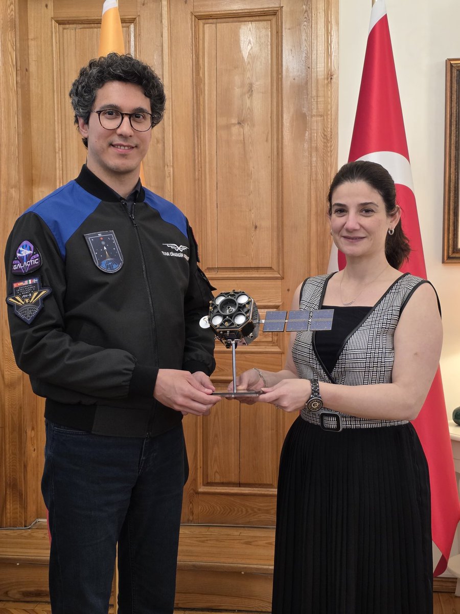 TC_VilniusBE's tweet photo. Türkiye’nin ikinci astronotu Tuva Cihangir Atasever, Litvanya ziyareti kapsamında Vilnius Gediminas Teknik Üniversitesinde (VGTU) ve Büyükelçiliğimizde düzenlenen etkinliklerde akademisyenler, kurum temsilcileri, iş insanları ve öğrencilerle bir araya geldi.

Türkiye’nin uzay alanındaki çalışmaları ve deneyimlerini paylaşan Sayın Atasever’e değerli katkıları için teşekkür ederiz.
@AstroTuva 
@tuajans 
@TCSanayi