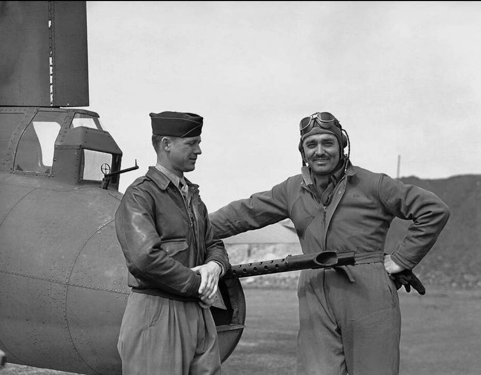 KourCostas's tweet photo. 5/6/1943 Μεγάλη Βρετανία. Ο Αμερικανός σταρ του κινηματογράφου, Clark Gable (δεξιά), ποζάρει δίπλα στο ιπτάμενο φρούριό του, σε ένα αεροδρόμιο κάπου στην Αγγλία. Δίπλα του, ο πυροβολητής του, Φίλιπ Χαλς. https://t.co/QEV0i37YiE