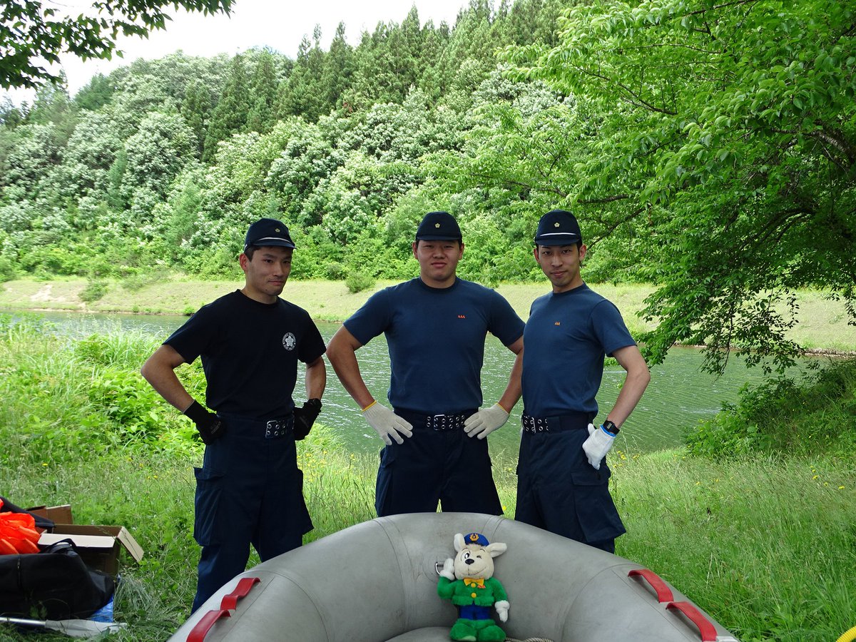 ypkoho's tweet photo. 【Come on  #カモンくん！ No.63】
6/4、舟形町の福寿湖で、豪雨災害に備えた舟艇訓練を見てきたよ。ボートを組立てて、操船方法を確認。機動隊員を要救助者に見立て、実際に救助する訓練もしていたよ。6月から7月は大雨の季節、事前の備えと早めの避難で命を守る行動をしよう！ https://t.co/sVXWGxvO6E