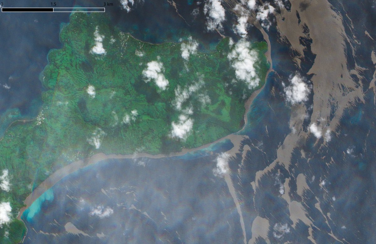 geoign's tweet photo. 既報の通りLou Islandに軽石が大量漂着している。海流と風向きの関係で、ここ数日で出てきた軽石の直撃を受けている状態のようだ。 https://t.co/JkqZsFJ14l