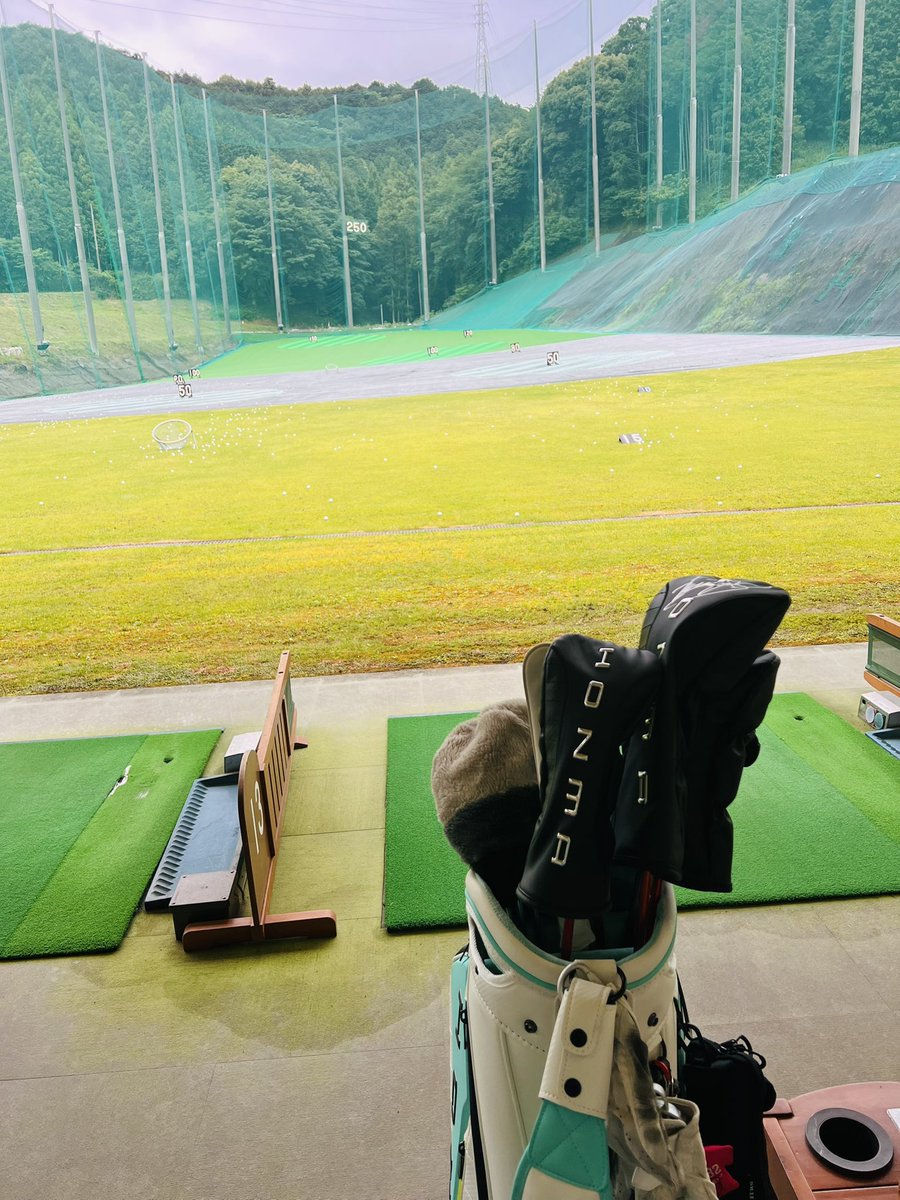 shin1kawada1's tweet photo. 今日も仕事帰りに練習へ⛳️
打ち放題始めました🏌️♂️
90分で1000円は安いと思う✨
普段できないアプローチとかやり込みます💪
#Eightseven https://t.co/u28a6dOG3B