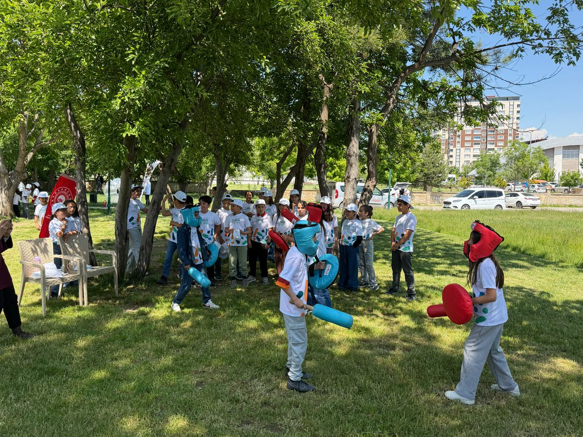 MusCsidm's tweet photo. 1-7 Haziran Çevre Haftası kapsamında, “Dünya Bize Emanet” temasıyla Göletli Park’ta Prof. Dr. Vahit Özmen İlkokulu öğrencileriyle yüz boyama, çöp toplama ve sıfır atık bilincini artırmaya yönelik çeşitli etkinlikler düzenlendi. https://t.co/UPoQ0eodux