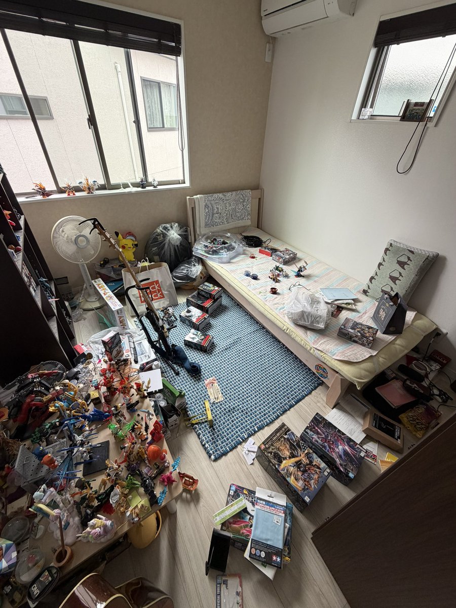 hatoppy07964's tweet photo. 部屋の片付けあるある　難易度が高すぎる https://t.co/JxNghcomlK