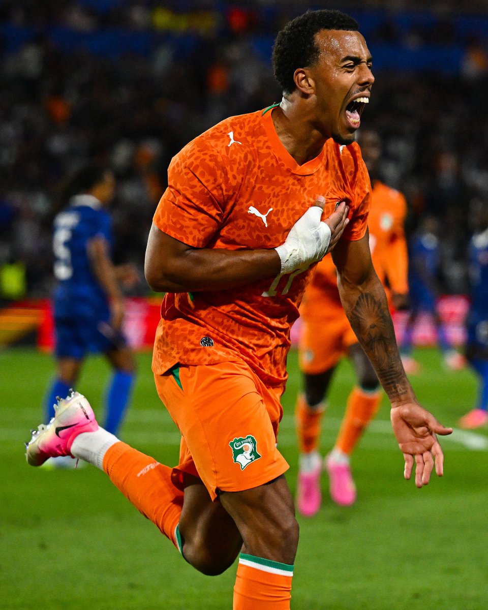 ActuFoot_'s tweet photo. 🚨 Guela DOUÉ 🇨🇮 est le 5e JOUEUR NÉ EN FRANCE 🇫🇷 à marquer contre les Bleus 👇

🇨🇭 Jacques FATTON
🇩🇿 Djamel BELMADI
🇨🇮 Nicolas PÉPÉ
🇹🇳 Wahbi KHAZRI
🇨🇮 Guela DOUÉ https://t.co/ykZVmXxjro
