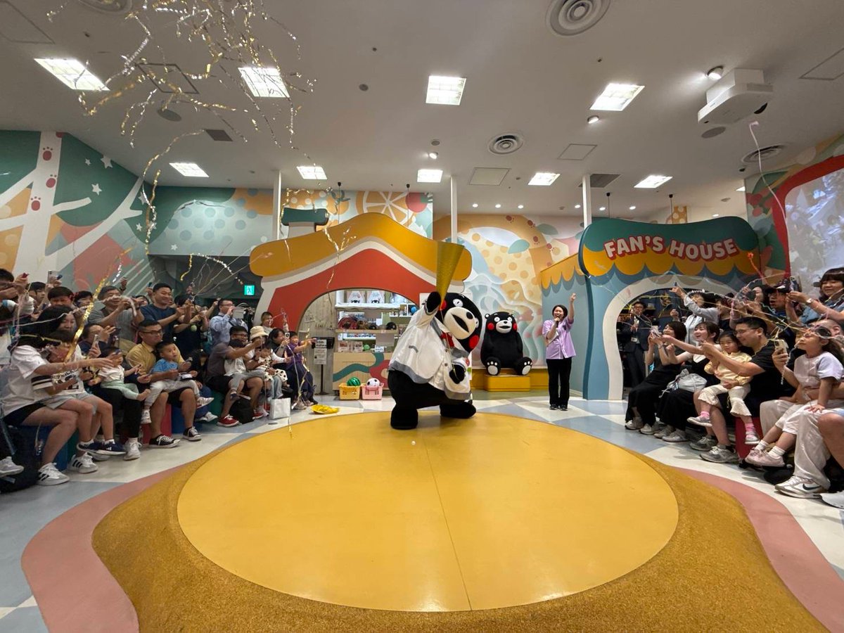 55_kumamon's tweet photo. ボクの活動拠点『くまモンスクエア』の来館者数が450万人を達成したモン☆たくさんの人に来てもらえてうれしかモン！今日の記念イベント楽しかったモーン！みんな、これからもよろしくま☆ https://t.co/u4IpYoXN0S