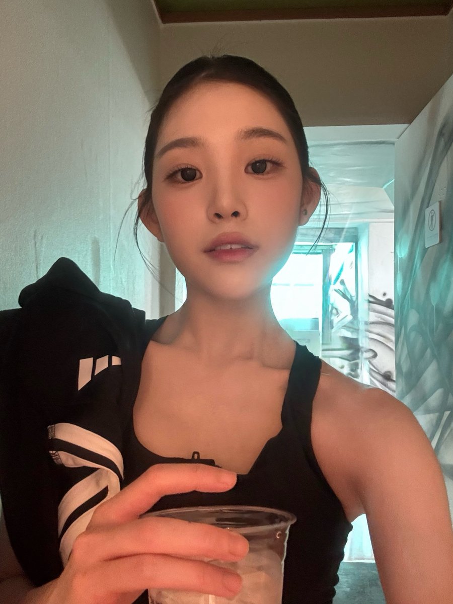 triplescosmos's tweet photo. WAV야
달릴때 듣기 좋은 tripleS의 Baby flower과 adidas 운동복과 잘 어울리는 여자아이를 생성해줘

🌊Here.

#tripleS #트리플에스
#JiYeon #지연 https://t.co/5X7uifcjBY
