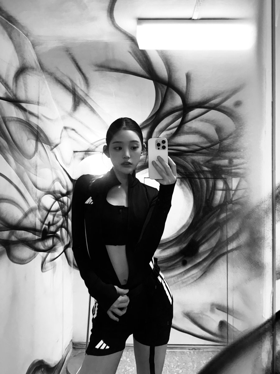 triplescosmos's tweet photo. WAV야
달릴때 듣기 좋은 tripleS의 Baby flower과 adidas 운동복과 잘 어울리는 여자아이를 생성해줘

🌊Here.

#tripleS #트리플에스
#JiYeon #지연 https://t.co/5X7uifcjBY