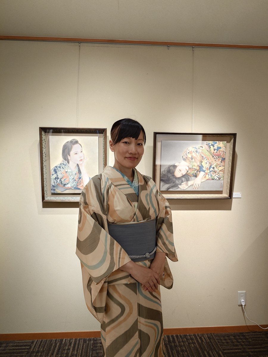 syukado's tweet photo. 岡本さん、在廊中です。
今日は涼やかな着物姿です。

岡本東子個展「丙夜顕現」
会期：5月29日（金）〜6月6日（土）
10:00〜18:00 入場無料・会期中無休
https://t.co/HCbN6W5uw9 https://t.co/LrqIZlIFob